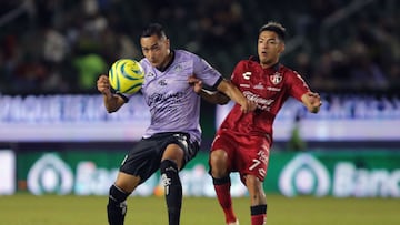 Sergio Flores (L) of Maztalan fights for the ball with Raymundo Fulgencio (R) of Atlas during the 6th round match between Mazatlan FC and Atlas as part of the Torneo Clausura 2024 Liga BBVA MX at EL Encanto Stadium on February 09, 2024 in Mazatlan, Sinaloa, Mexico.