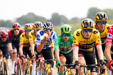 Roglic junto con sus compañeros durante la etapa de hoy.