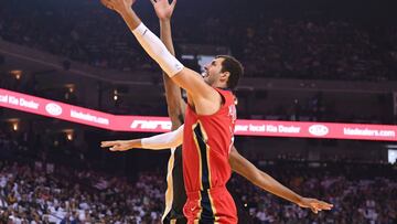Nikola Mirotic lanza a canasta ante los Golden State Warriors.