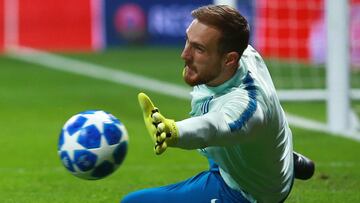 Oblak se estira en un entrenamiento del Atlético.