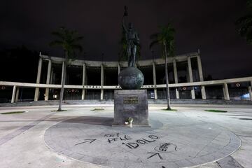 Un ramo de flores y una pintada a los pies de la estatua de Pelé, delante del estadio de Maracana, en Río de Janeiro.