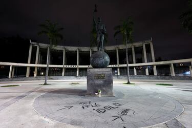 Un ramo de flores y una pintada a los pies de la estatua de Pelé, delante del estadio de Maracana, en Río de Janeiro.