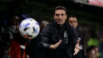 AMDEP8369. BUENOS AIRES (ARGENTINA), 25/03/2022.- El entrenador Lionel Scaloni de Argentina dirige hoy, en un partido de las eliminatorias sudamericanas para el Mundial de Catar 2022 entre Argentina y Venezuela en el estadio La Bombonera en Buenos Aires (Argentina). EFE/Juan Ignacio Roncoroni
