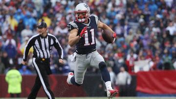 BUFFALO, NY - OCTOBER 30: Julian Edelman #11 of the New England Patriots runs the ball against the Buffalo Bills during the first half at New Era Field on October 30, 2016 in Buffalo, New York. Tom Szczerbowski/Getty Images/AFP
== FOR NEWSPAPERS, INTERNET, TELCOS & TELEVISION USE ONLY ==