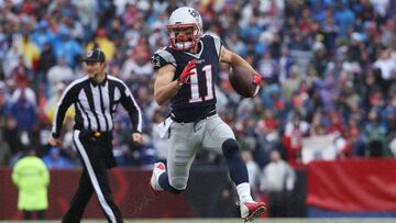 BUFFALO, NY - OCTOBER 30: Julian Edelman #11 of the New England Patriots runs the ball against the Buffalo Bills during the first half at New Era Field on October 30, 2016 in Buffalo, New York.   Tom Szczerbowski/Getty Images/AFP
 == FOR NEWSPAPERS, INTERNET, TELCOS &amp; TELEVISION USE ONLY ==