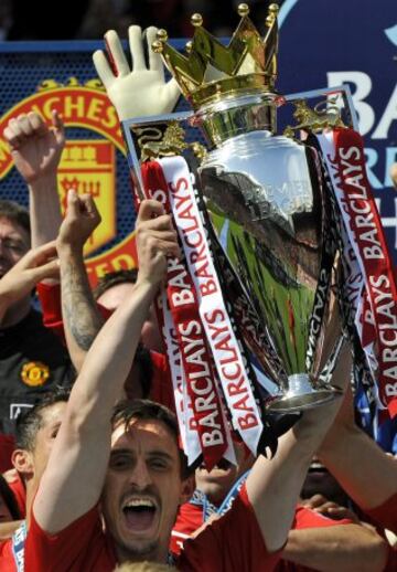 Gary Neville con la Premier League de 2009.