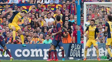 El salto de Godín para el gol en el Camp Nou en 2014. 
