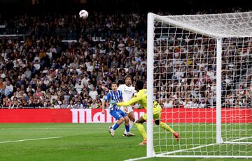 Con este balón bombeado hizo el 1-0 Bellingham.