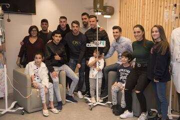 Visita de los jugadores del RCD Espanyol a ni&ntilde;os ingresados en el Hospital Sant Joan de Deu.
 
 