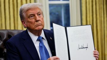 A través de una orden ejecutiva, el presidente Trump impuso aranceles del 25% a todas las importaciones de acero y aluminio y amenazó con tarifas más altas.