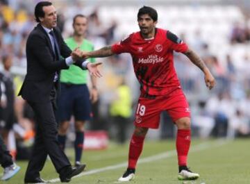 El centrocampista argentino del Sevilla Éver Banega, celebra su gol, segundo del equipo con su entrenador Unai Emery, durante el partido de la última jornada de la Liga de Primera División de Fútbol 