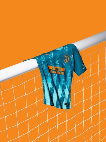 Presentación de la tercera equipación del conjunto rojiblanco. El nuevo uniforme tiene como gran protagonista a Madrid y más concretamente a la Plaza de Cánovas del Castillo donde club y afición celebran los títulos.