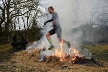 La carrera Tough Guy, se celebra desde 1987 en Inglaterra y desafía a sus participantes a recorrer 15km llenos de los obstáculos, donde hasta los más expertos se quedan en el camino. 