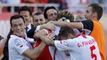 Los jugadores del Sevilla FC y su entrenador, Unai Emery (c), celebran el segundo gol del equipo