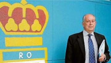 <strong>ANFITRIÓN. </strong> El presidente escuchó ayer a socios veteranos, en una reunión con ellos en el Tartiere.