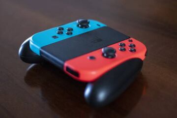 Pareja de Joy-Con de Nintendo Switch conectados a un Joy-Con Grip.