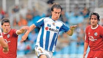 <b>BLANQUIAZUL. </b>Mikel González, en un partido con la Real.