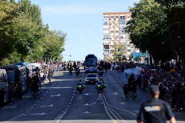 MADRID, 26/10/2025.-El autobús del Real Madrid a su llegada al estadio antes del partido de la décima jornada de LaLiga que Real Madrid y FC Barcelona.