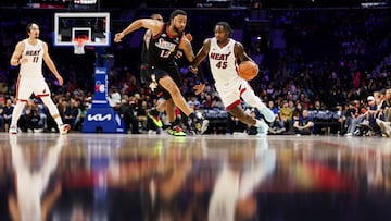 Davion Mitchell, defendido por Trendon Watford. Los Heat ganaron en Philadelphia.