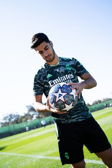 El jugador balear observa con detalle el UCL Pro Istanbul.