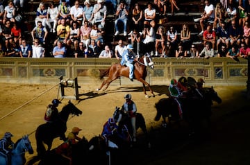 El Palio de Siena (Palio di Siena) es una carrera de caballos de origen medieval que enfrenta a los distritos de la ciudad italiana dos veces al año. La primera del año se celebra el 2 de julio (Palio di Provenzano) y la segunda el 16 de agosto (Palio del