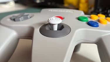 Tras años de críticas, jugar con el mando de Nintendo 64 en Switch es una experiencia impresionante