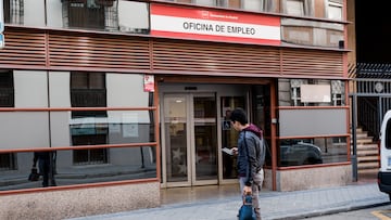 Un hombre pasa por una oficina del SEPE, a 4 de febrero de 2025, en Madrid (España). El paro registrado en las oficinas de los servicios públicos de empleo subió en 38.725 personas en enero en relación al mes anterior (+1,5%) debido, sobre todo, al sector servicios, que concentró la mayor parte del aumento del desempleo tras finalizar la temporada navideña, según datos publicados por el Ministerio de Trabajo y Economía Social.
04 FEBRERO 2025;SEPE;PARO;DESEMPLEADOS
Carlos Luján / Europa Press
04/02/2025