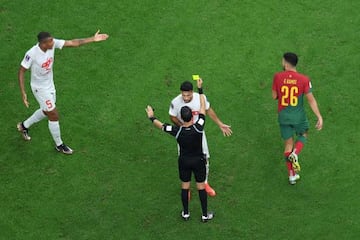 César Ramos amonestando a un jugador de Suiza durante el partido contra Portugal correspondiente a los Octavos de Final del Mundial de Qatar.