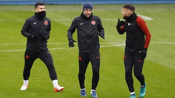 Ag&uuml;ero, Zabaleta y Otamendi, en el entrenamiento de ayer del Manchester City.