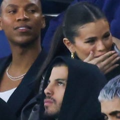 Rauw Alejandro y Selena Gómez, pillados juntos en el campo del PSG
