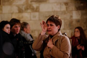 Sonia Fuster, cuyo padre murió en las inundaciones, se emociona a las afueras de la catedral de Valencia antes de la misa funeral por la víctimas de la Dana.