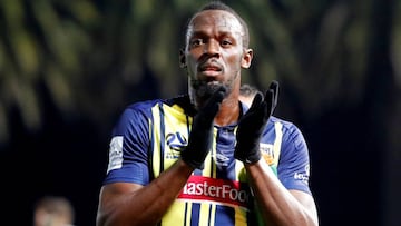 Usain Bolt aplaude a los aficionados tras el partido amistoso de su debut con el Central Coast Mariners.