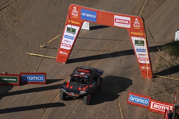 El piloto espa?ol del equipo Audi Sport, Carlos Sainz, y su copiloto espa?ol, Lucas Cruz, cruzan la lnea de meta de la etapa 11 del Rally Dakar 2024 entre Al-Ula y Yanbu, Arabia Saudita.