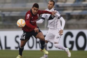 David Llanos lucha ante la marca de Joaquín Pereyra.