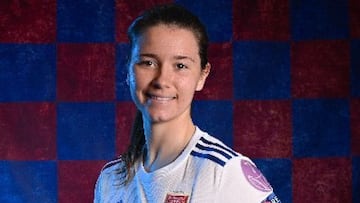 Damaris Egurrola señala el escudo del Olympique de Lyon.