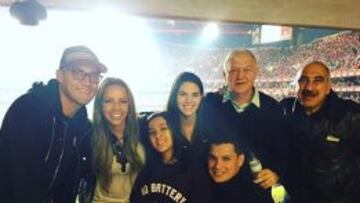 Nuevo look. Andrea Salas, esposa de Keylor, colgó esta foto en la grada del estadio de Da Luz.