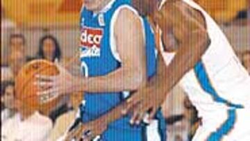 <b>IMPARABLE</B>. Carlos Jiménez penetra sin que le puedan frenar.