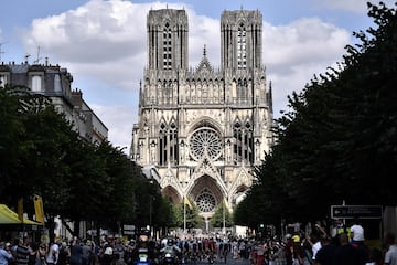 El pelotón pasando por la Catedral de Reims. 