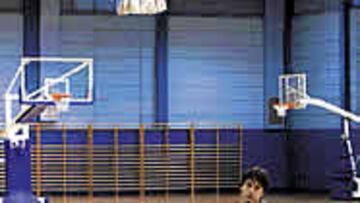 <B>EL ÚLTIMA PELDAÑO.</B> Raúl afronta la recta final de su recuperación con un intenso trabao diario en la Ciudad Deportiva. Podría volver en menos de un mes.