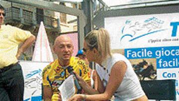 <b>ATRACCIÓN.</B> Pantani, siempre foco de atención para la prensa.