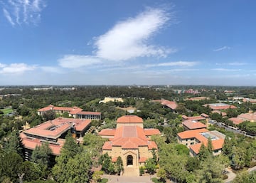 Stanford ee encuentra en el Área de la Bahía de San Francisco. La universidad fue fundada en 1885 por Leland Stanford y abrió sus puertas el 1 de octubre de 1891. El recinto se centra en grados de Derecho, Medicina, Educación y Negocios. A lo largo de su historia Stanford ha tenido a veintisiete galardonados con el Premio Nobel entre sus profesores.