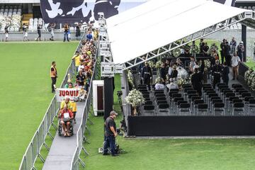 Primeros aficionados en llegar al f¨¦retro de Pel¨¦ situado en el Estadio Vila Belmiro.