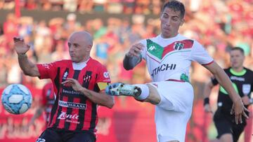 El equipo de Heinze sumó los tres puntos en Paraná en un partido en el que no desplegaron un buen juego, queda por delante de River y se asoma al liderato.