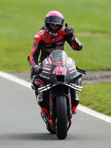 El piloto español se alzó con la victoria tras una emocionante última vuelta en la que adelantó a Francesco Bagnaia al que batió por 0.0215 en una espectacular carrera. 