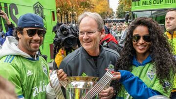 El quarterback de los Seahawks y due&ntilde;o del Sounders encabez&oacute; el desfile del campeonato de la MLS por las calles de Seattle.