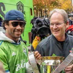 Russell Wilson encabezó el festejo de Seattle Sounders