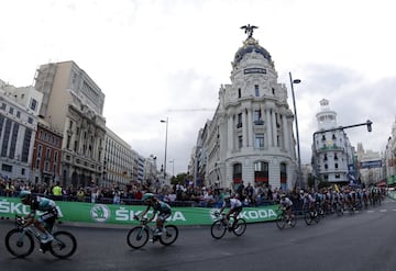 Primoz Roglic se quedó con el título en La Vuelta a España. El podio lo completó Alejandro Valverde y Tadej Pogacar. Superman López se llevó el premio de Supercombativo de la carrera y el Movistar Team de Nairo fue el mejor equipo. 