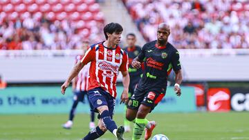 Diego Campillo (L) of Guadalajara fights for the ball with Oscar Estupinan (R) of Juarez during the 5th round match between Guadalajara and FC Juarez as part of the Liga BBVA MX, Torneo Apertura 2025 at Akron Stadium, on August 16, 2025 in Guadalajara, Jalisco, Mexico.