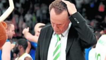 <b>CONTRASTE. </b>Mientras que Aíto se marcha cabizbajo, la mascota del Cajasol celebra el éxito sevillano.