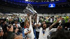 PARIS, FRANCE - MAY 28: Luka Modric and Marcelo of Real Madrid celebrate with the UEFA Champions League trophy after their sides victory during the UEFA Champions League final match between Liverpool FC and Real Madrid at Stade de France on May 28, 2022 in Paris, France. (Photo by David Ramos/Getty Images) *** BESTPIX ***